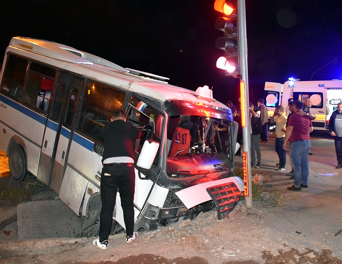 Minibüs ile otomobilin çarpışması sonucu 22 kişi yaralandı