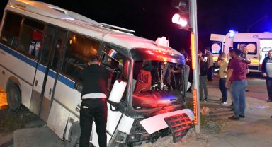 Minibüs ile otomobilin çarpışması sonucu 22 kişi yaralandı