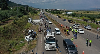 Minibüsle beton mikseri çarpıştı: 8 ölü