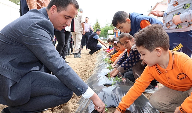 Minik Öğrenciler Fideleri Toprakla Buluşturdu
