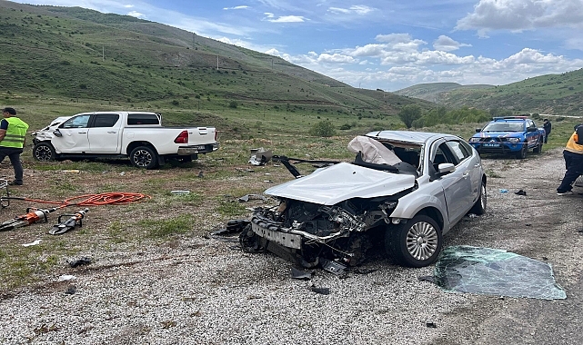 Pikap ile otomobilin çarpıştığı kazada 2 kişi öldü, 2 kişi ağır yaralandı