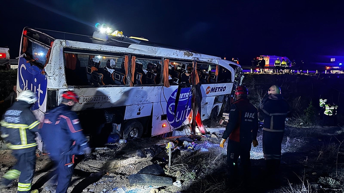 Yolcu otobüsünün devrilmesi sonucu 2 kişi öldü, 34 kişi yaralandı