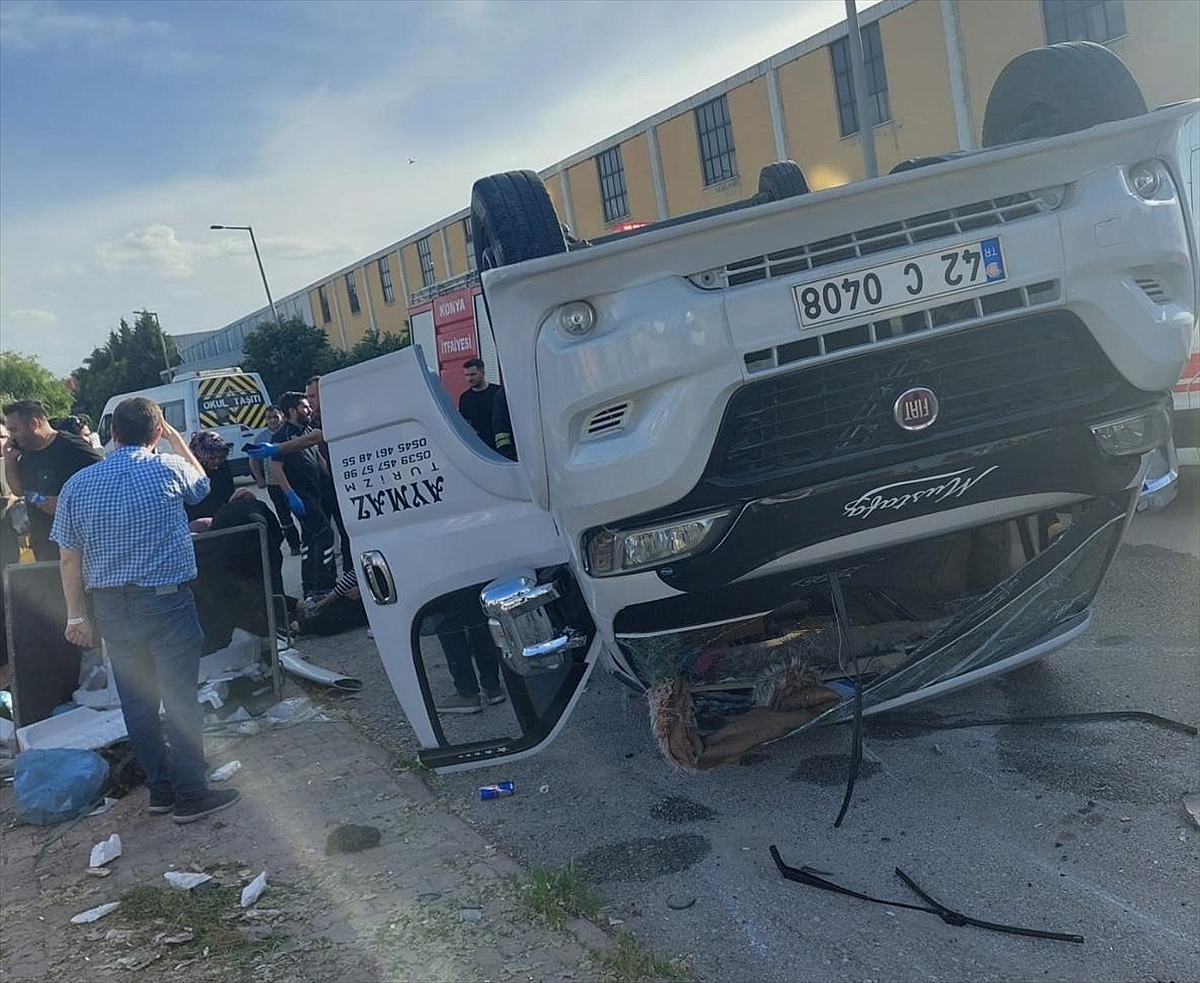 2 servis aracının çarpışması sonucu 7 kişi yaralandı