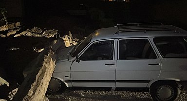 3 araç çöken bahçe duvarının altında kaldı