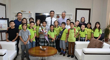 Abdurrahim Karakoç İlkokulunun Minik Yürekleri İl Müdürü Çalışkan ile Buluştu