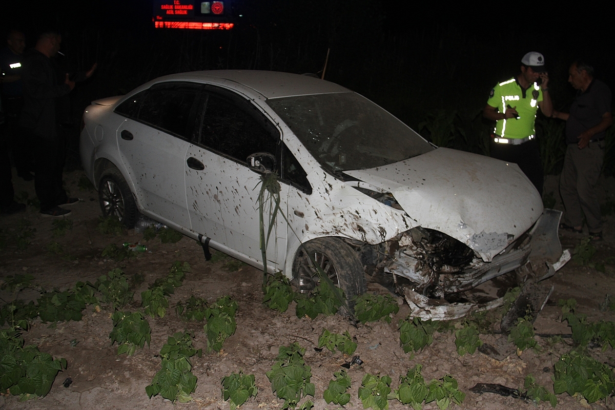 Ağaca çarpan otomobildeki 5 kişi yaralandı