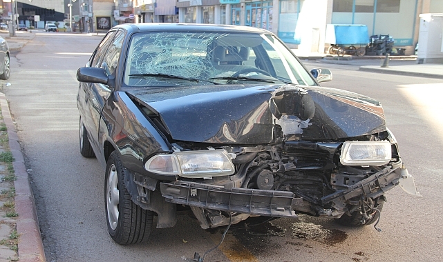 Aydınlatma direğine çarpan otomobildeki 5 kişi yaralandı