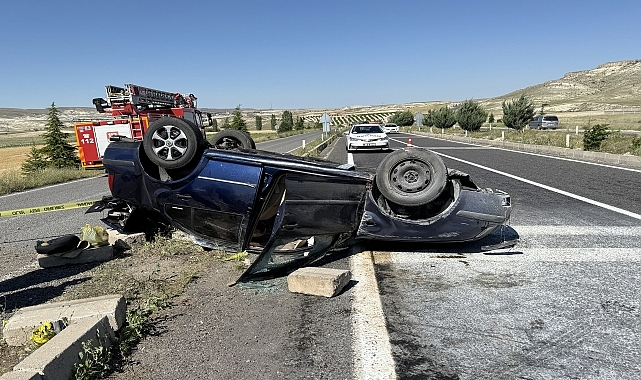 Devrilen otomobildeki 5 kişi yaralandı