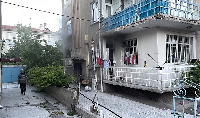 Genç evde yangın çıkardı, 4 kişi dumandan etkilendi