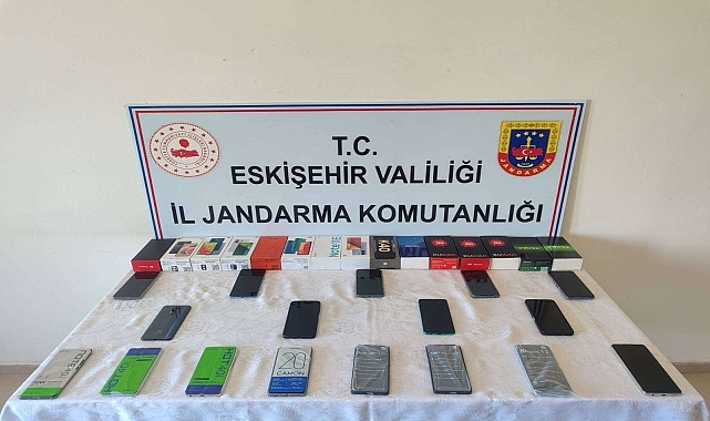 Gümrük kaçağı 17 cep telefonu ele geçirildi