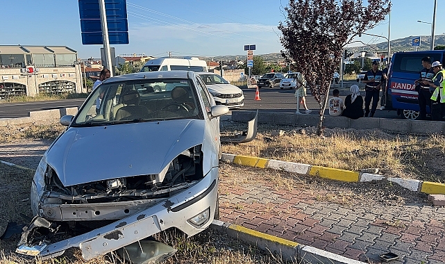 İki otomobilin çarpışması sonucu 3 kişi yaralandı