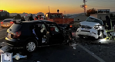 İki Otomobilin Çarpıştığı Kazada 4 Kişi Öldü