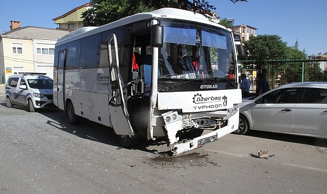 İşçi servisi ile otomobil çarpıştı, 5 kişi yaralandı