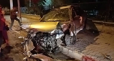 Karaman'da yoldan çıkan otomobil duvara çarptı