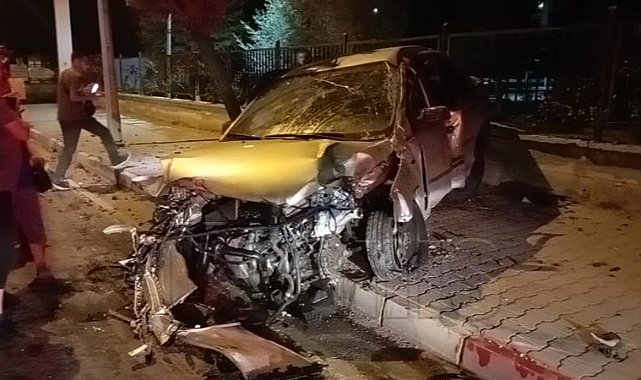 Karaman'da yoldan çıkan otomobil duvara çarptı