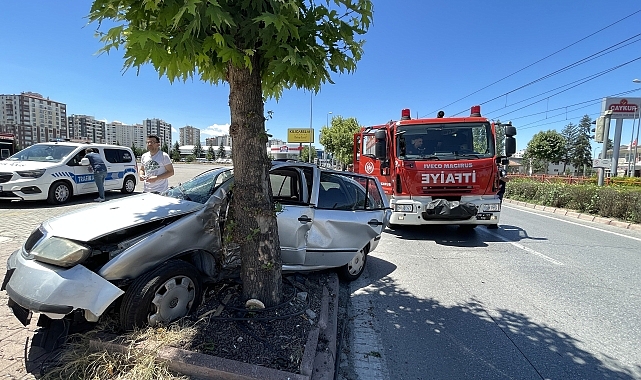 Kurban kesmeye giderken otomobiliyle ağaca çarpan sürücü yaralandı