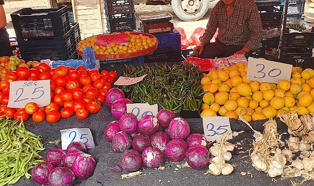 Semt pazarında bayram yoğunluğu