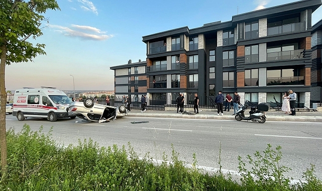 Sitenin bahçe korkuluğuna çarparak devrilen otomobilin sürücüsü yaralandı