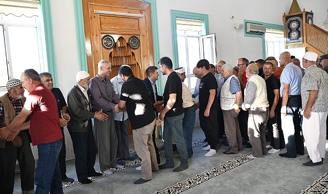 Vali Sarıibrahm bayram namazında vatandaşla bayramlaştı