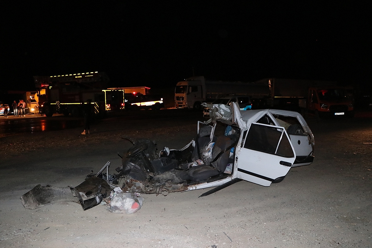 Zincirleme trafik kazasında aynı aileden 3 kişi öldü