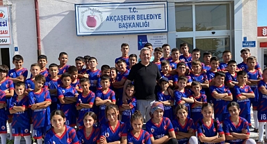 Akçaşehirli çocuklar formalarına kavuştu