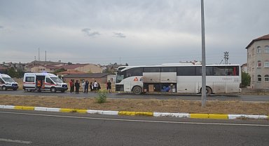 Aydınlatma direğine çarpan yolcu otobüsünün sürücüsü yaralandı