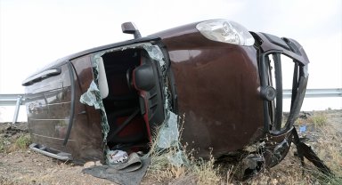 Devrilen hafif ticari araçtaki 6 kişi yaralandı