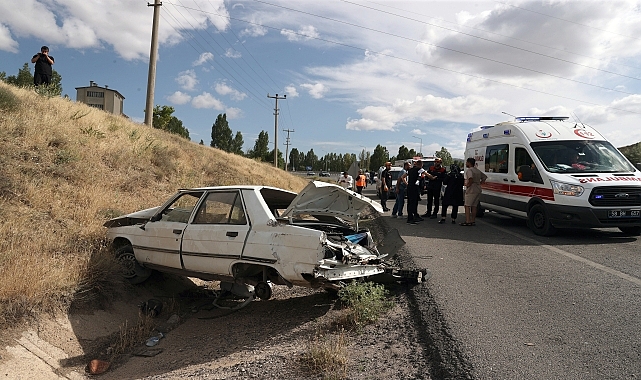 Devrilen otomobildeki 1 kişi öldü, 4 kişi yaralandı