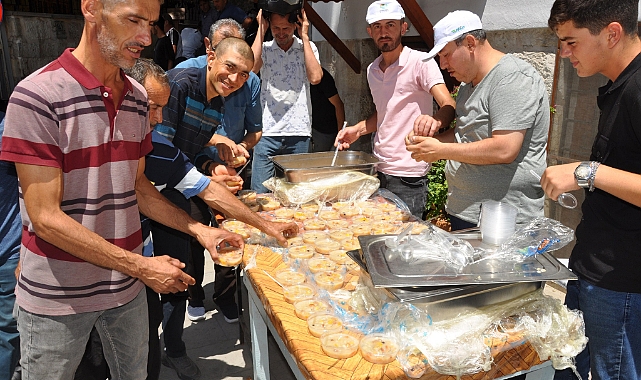 Ermenek Belediyesi'nden vatandaşa aşure ikramı