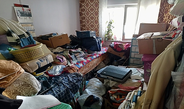 Evden 4 kamyon çöp çıkartıldı
