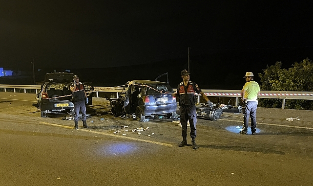 İki otomobilin karıştığı kazada 2 kişi öldü, 4 kişi yaralandı