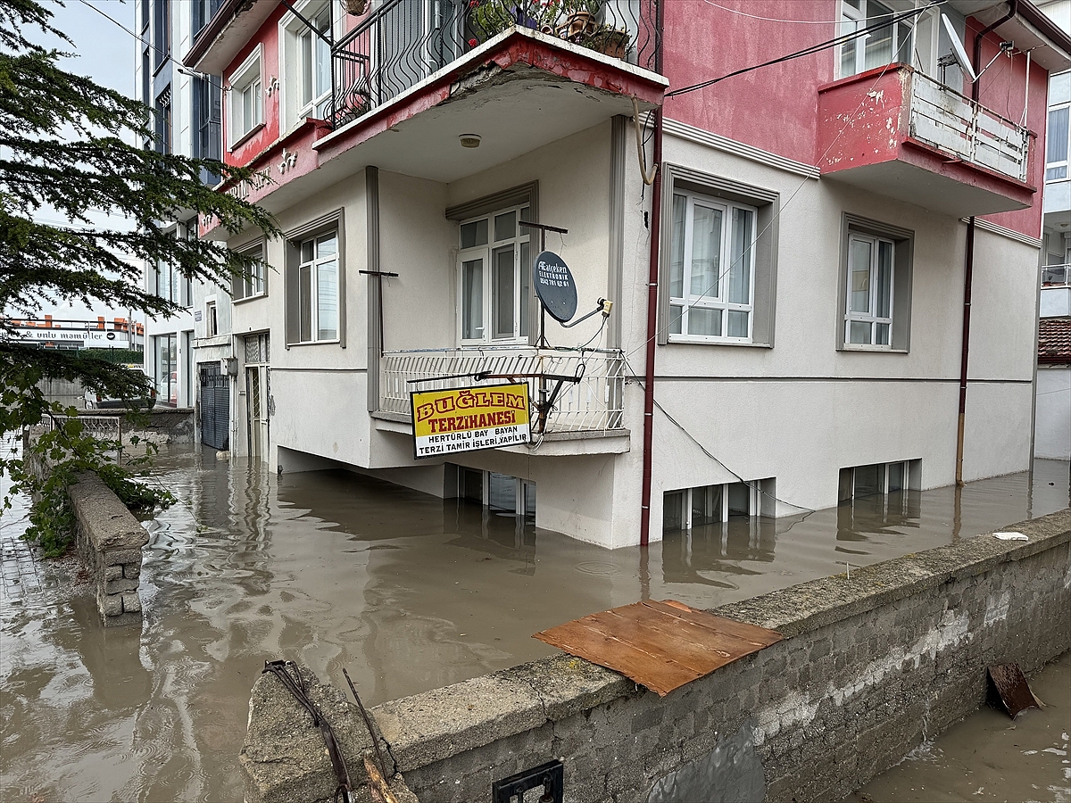 Karaman'da sağanak hayatı olumsuz etkiledi
