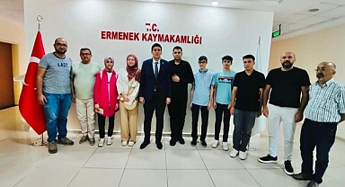 Kaymakam, YKS sınavında derece yapan öğrencileri ağırladı