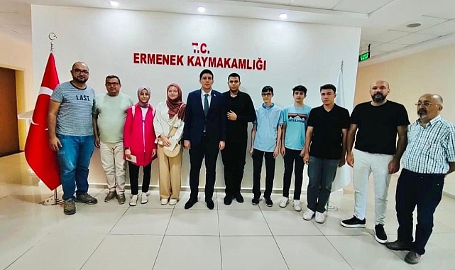 Kaymakam, YKS sınavında derece yapan öğrencileri ağırladı