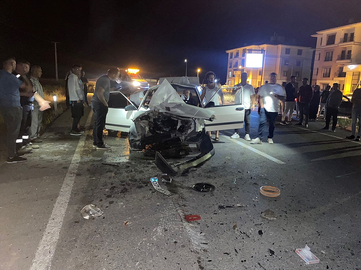Otomobil römorka çarptı, 1 kişi öldü, 2 kişi yaralandı