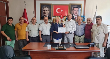 Özlem Attar mazbatasını aldı