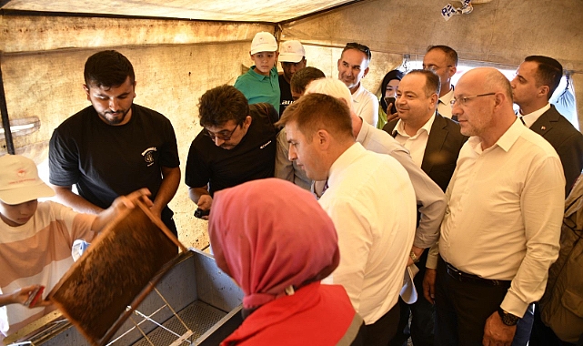 Vali Sarıibrahim Göğere Yaylası’nda Bal Hasadına Katıldı