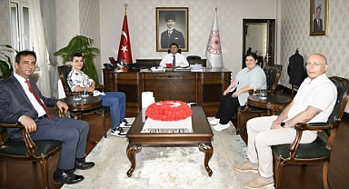 Vali Sarıibrahim, LGS'de tam puan alan öğrenciyi ağırladı