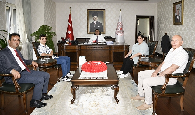 Vali Sarıibrahim, LGS'de tam puan alan öğrenciyi ağırladı
