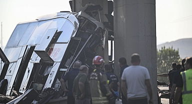 Ankara'da seyir halindeki yolcu otobüsü köprü ayağına çarptı. 9 Ölü 26 Yaralı
