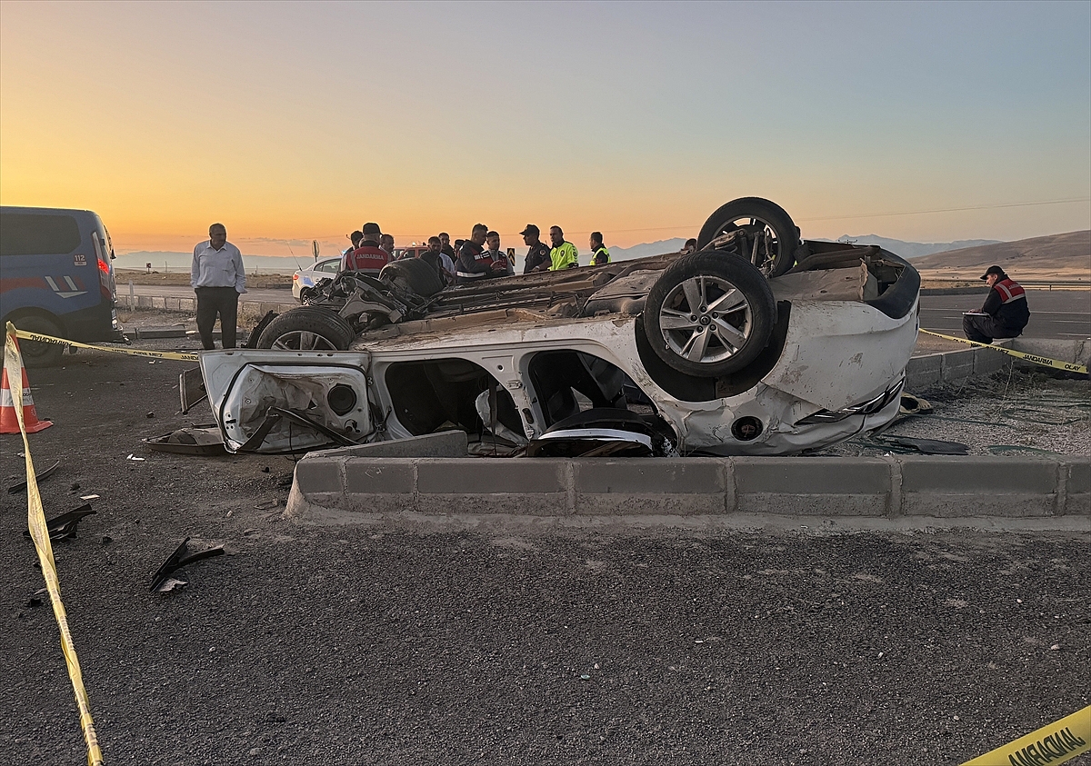 Devrilen otomobildeki 4 kişi öldü, 2 kişi yaralandı