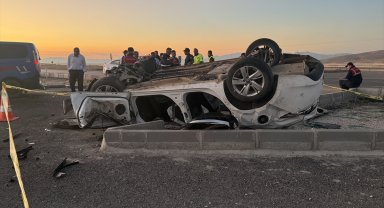 Devrilen otomobildeki 4 kişi öldü, 2 kişi yaralandı