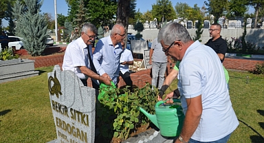 Bekir Sıtkı Erdoğan'ın vefatının 10. yılında mezarı başında anma programı düzenlendi