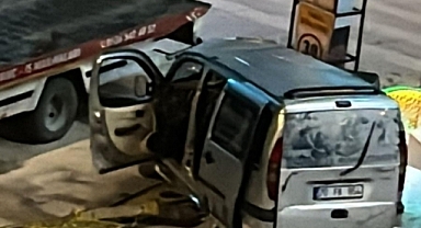 Hafif Ticari Araç Üst Geçide Çarptı. 1 ölü 1 yaralı