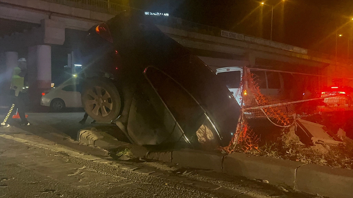 Hafif ticari araçla otomobil çarpıştı, 5 kişi yaralandı