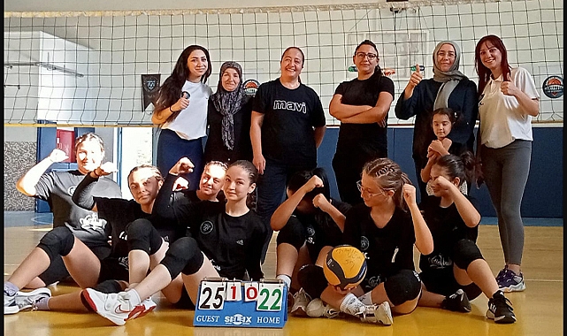Karaman'da Filenin Sultanları Anneleri ile Voleybol Maçı Yaptı