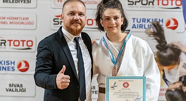 Milli Takıma Karaman’dan 1 Antrenör ve 1 Sporcu