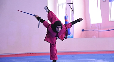 Wushu şampiyonu Buğlem azmi ve kararlığıyla ailesinin "süper kahramanı" oldu