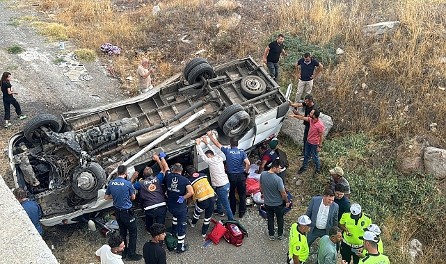 Devrilen minibüsteki 14 tarım işçisi yaralandı