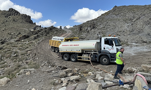 Karaman'da yılkı atları için arazözlerle su taşındı